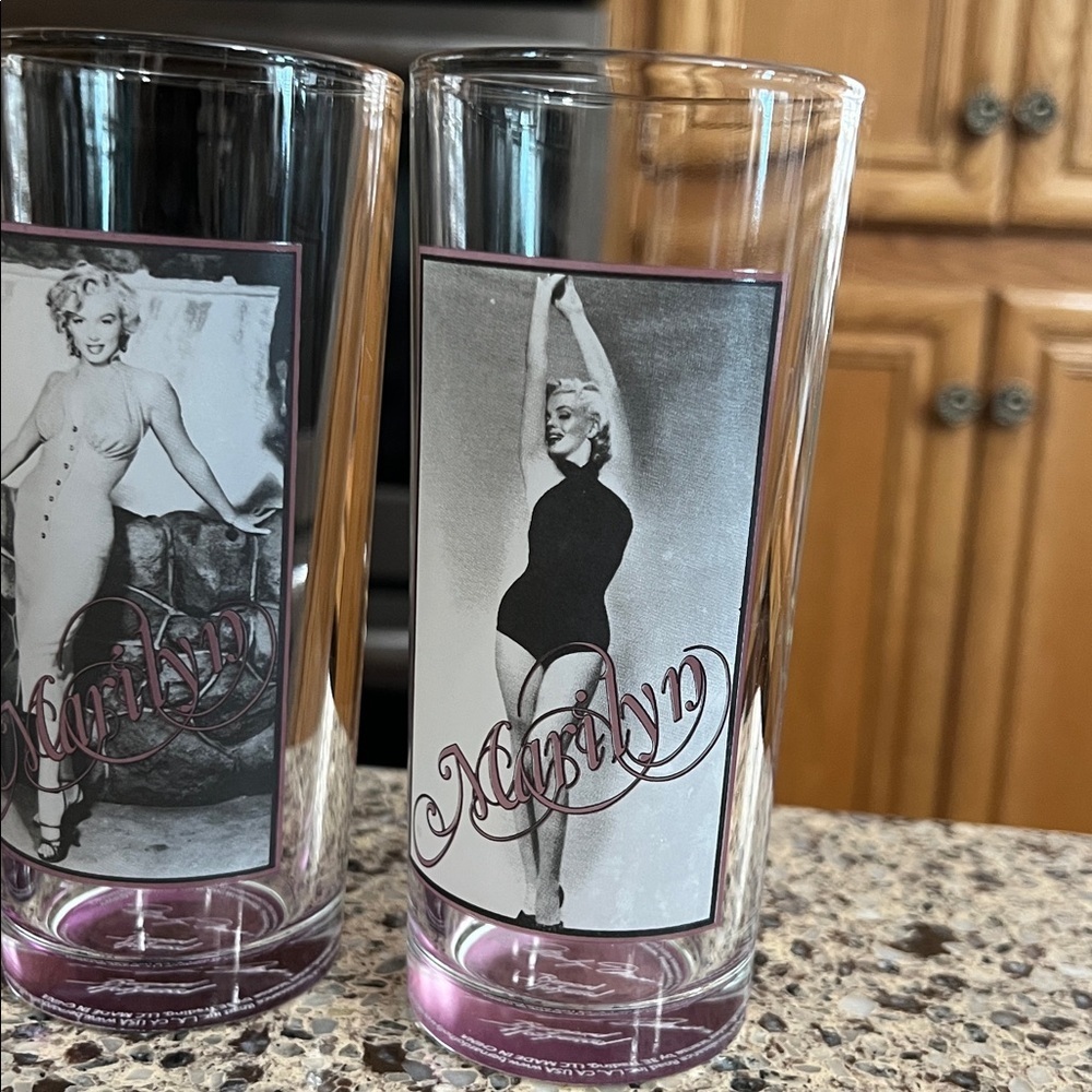 Marilyn Monroe Collectible Glass Set - Picture 5 of 6